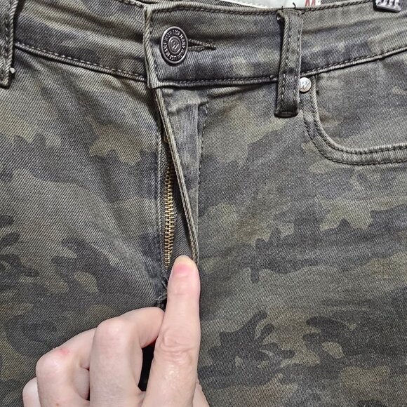 Camo Print Distressed Skinny Jeans With Raw Hem - Medium Size - Wishlist - Picture 5 of 14